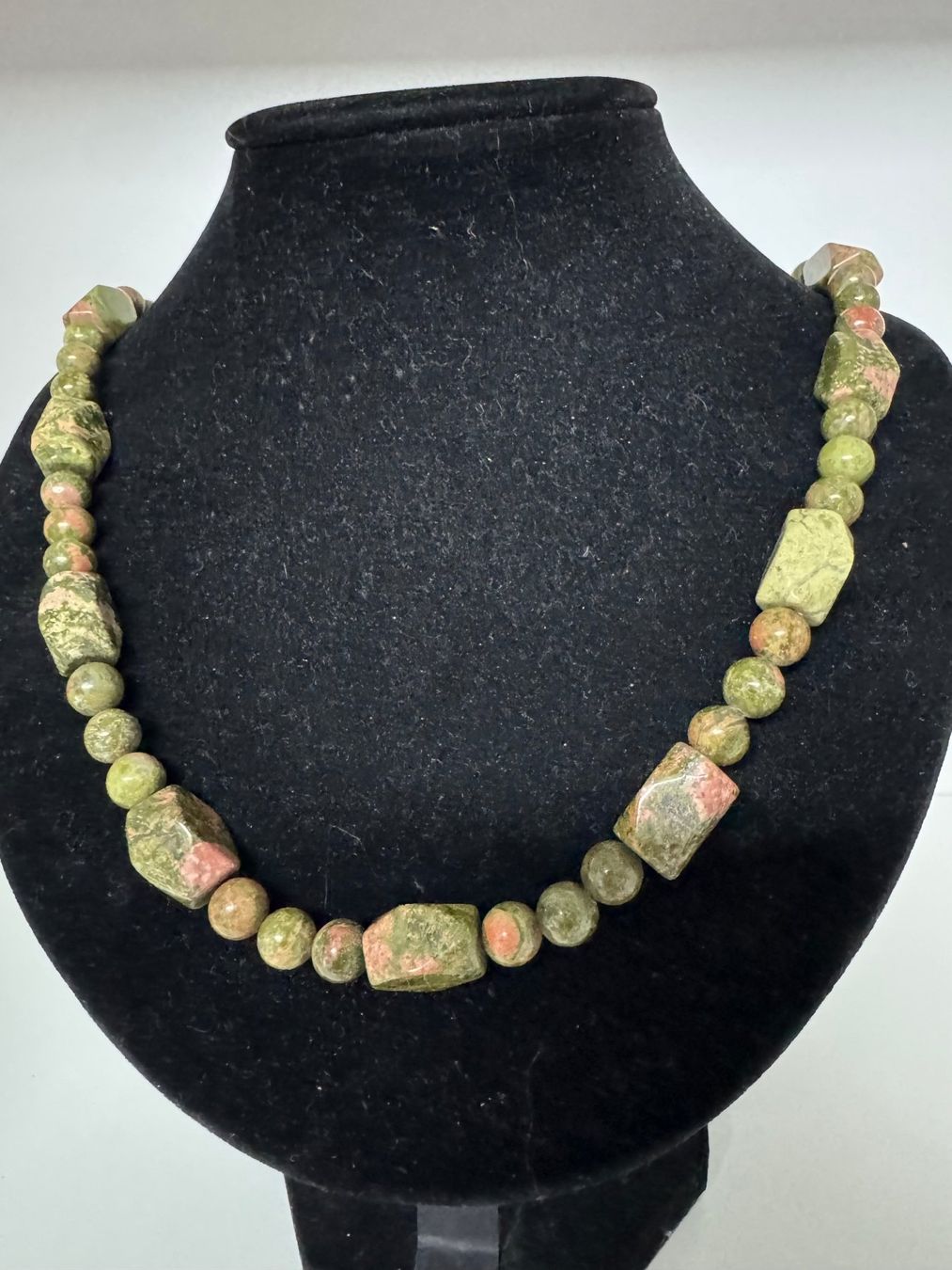 Catenine: Halskette Epidot, Unakit . – Nuovo (secondo la descrizione) da Biberist venduto da tl-schmuck