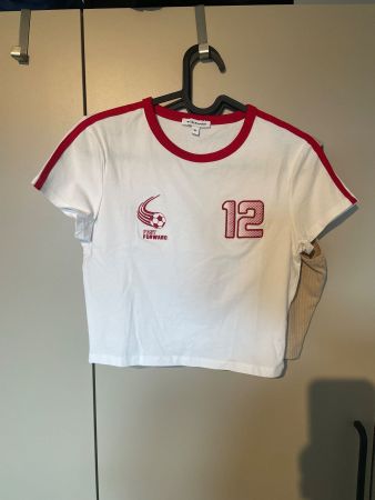Weisses T-Shirt/Crop-Top mit rotem Rand, Grösse M, neuwertig