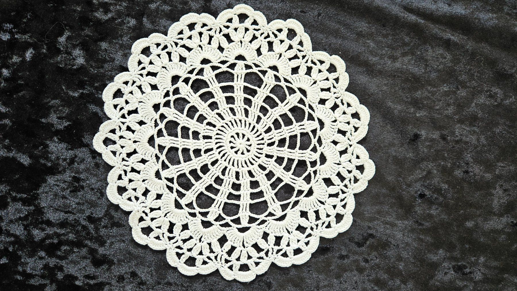 Altra biancheria da tavola: Spitzendeckchen Spitzendeckeli D20 cm Deckeli Ecruweiss – Usato da Gossau ZH venduto da LeoniesDeko