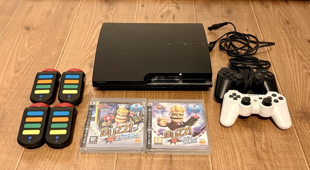 PS3 Konsole Slim, 2 Controller, Buzz Spiel, Top Zustand (Gebraucht) in ...