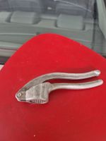 Knoblauchpresse Metall alt gebrauchter Zustand 