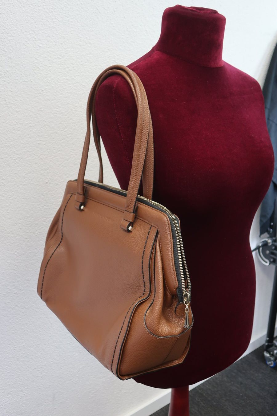 Taschen für Damen: Braune Plinio Visona Handtasche aus Leder – Gebraucht aus Volketswil von brockipfannenstil 7