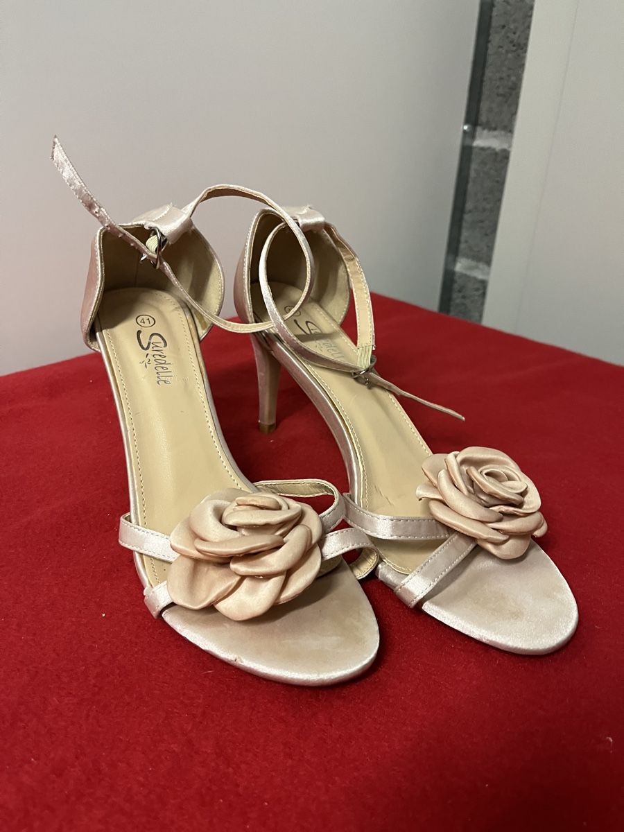 Scarpe da donna: Beige Sandaletten mit Rosen, Grösse 41 – Nuovo (secondo la descrizione) da Altendorf venduto da Beauty_Girl83