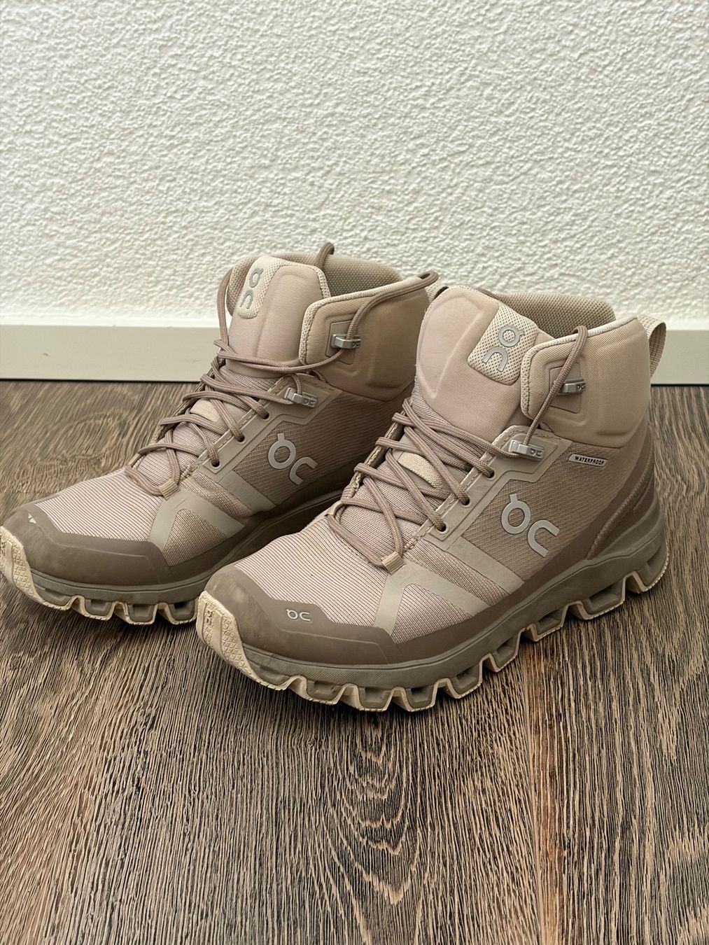 On Scarpe da donna: Chaussures de randonnée On Cloudrock beige 38 – Usato da Les Monts-de-Corsier venduto da Sandok