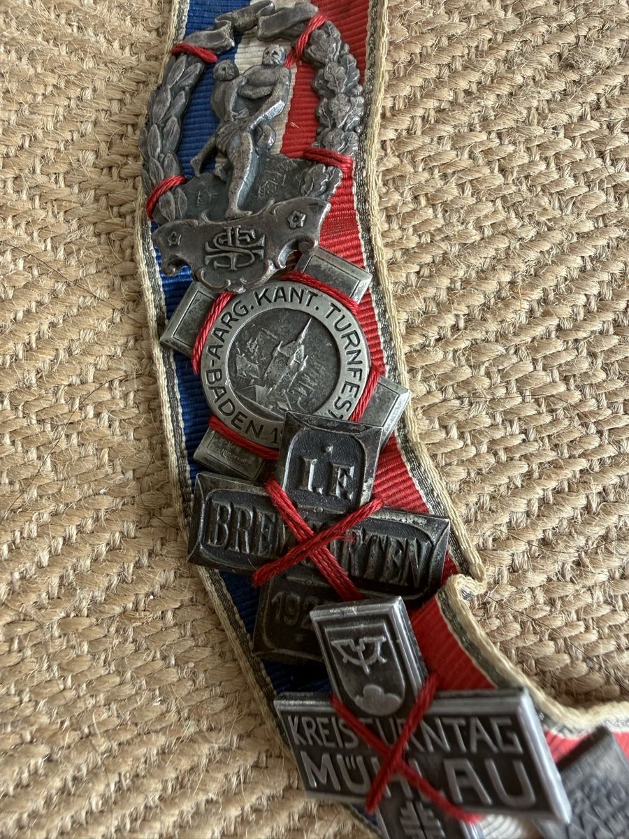 Placchette & Badge: Turnerband mit 23 Abzeichen ab 1920 – Usato da Konolfingen venduto da petzipetz 2