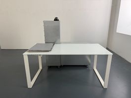 Schreibtisch mit Glasplatte und weissem Metallgestell