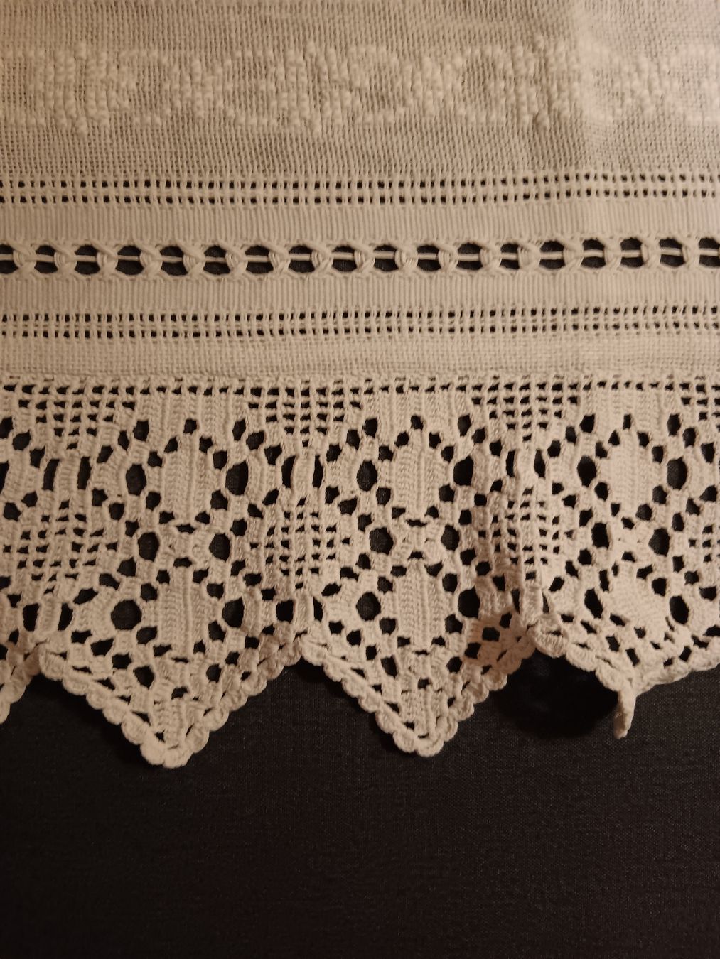 Bettwäsche: gehäckelte und gestickte gardine oder bordure – Gebraucht aus Ambrì von Maerz87 4