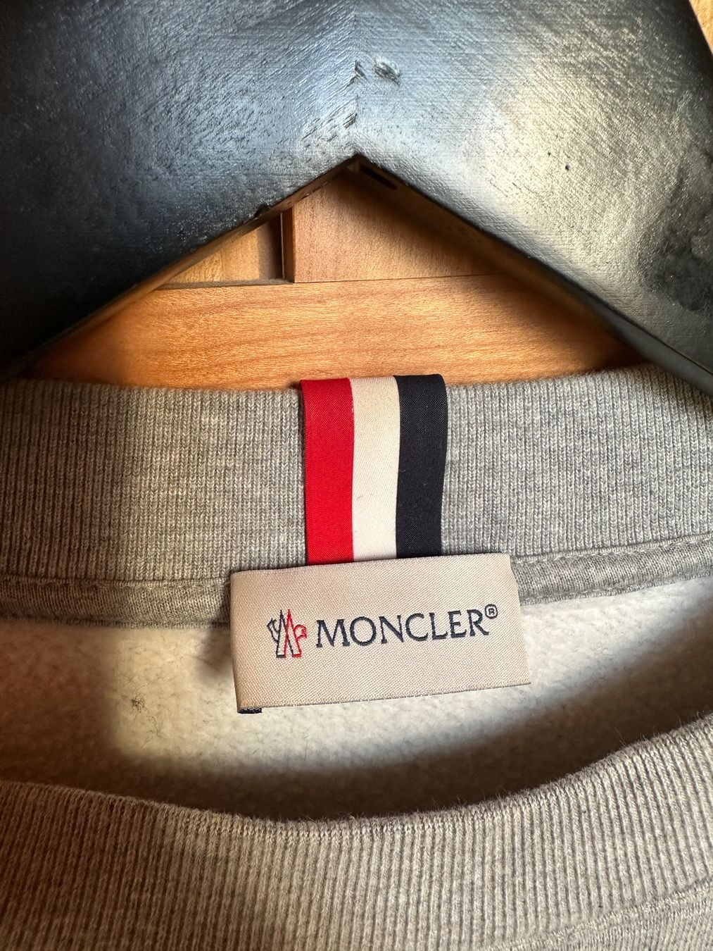 Moncler Pullover & Sweatshirts: Original Grey Moncler sweatshirt – Neu (gemäss Beschreibung) aus Villars-Burquin von Iliasso 2