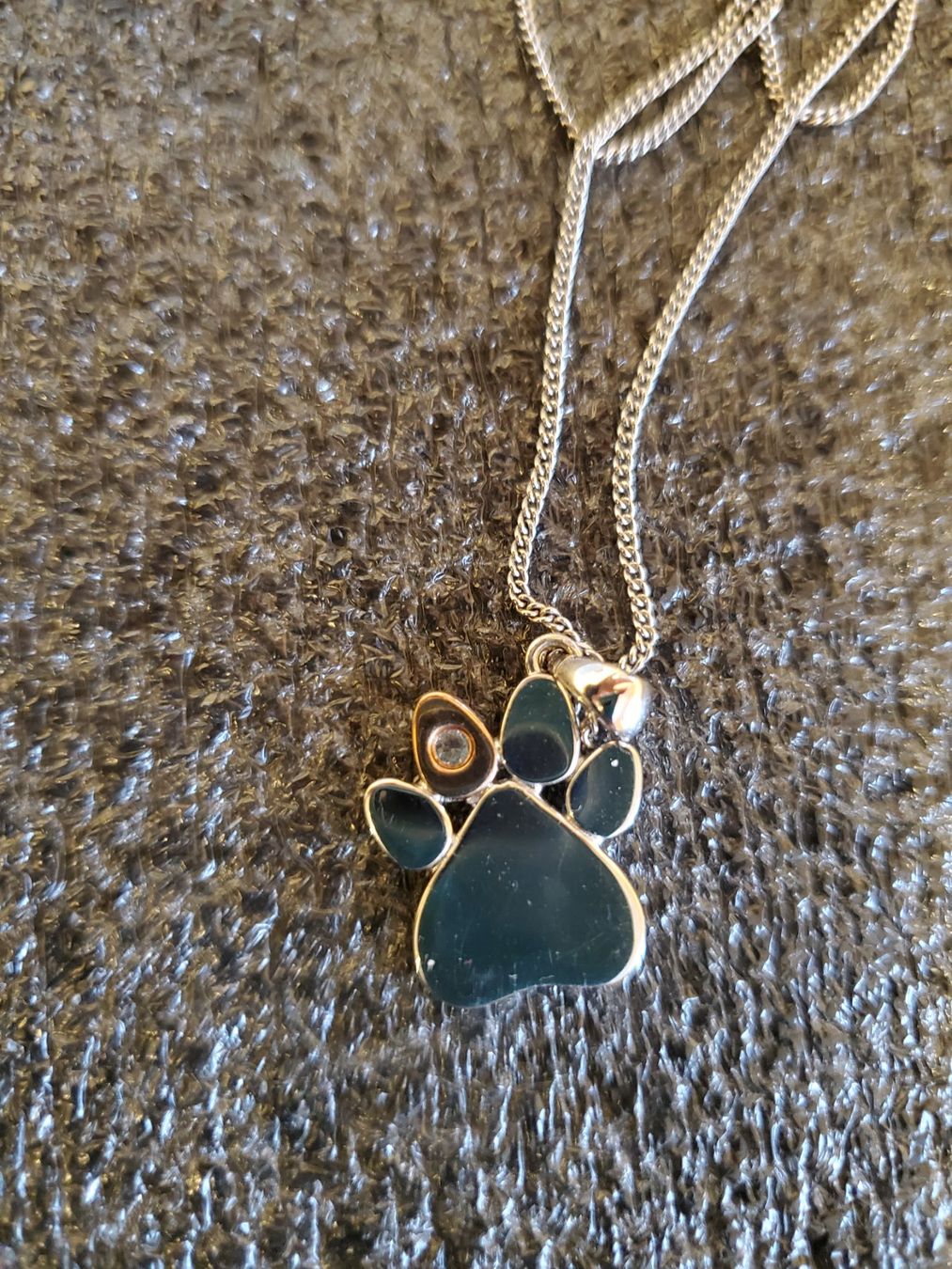 Catenine: Clogau Silberkette mit Pfotenanhänger – Nuovo (secondo la descrizione) da Interlaken venduto da mar_65xg