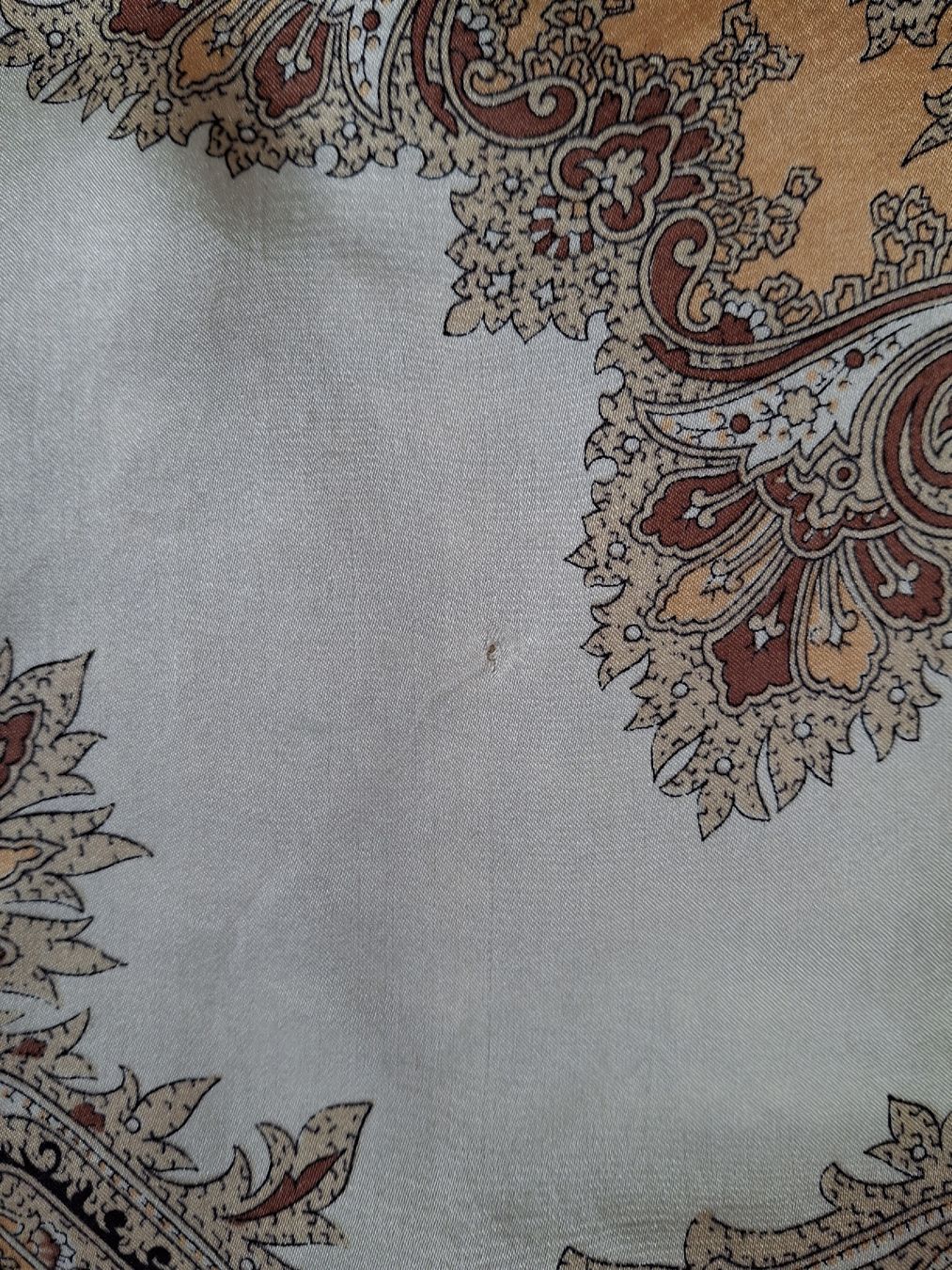 Foulard & Sciarpe: Carré blanc et brun – Usato da Lausanne venduto da Cognitia 2