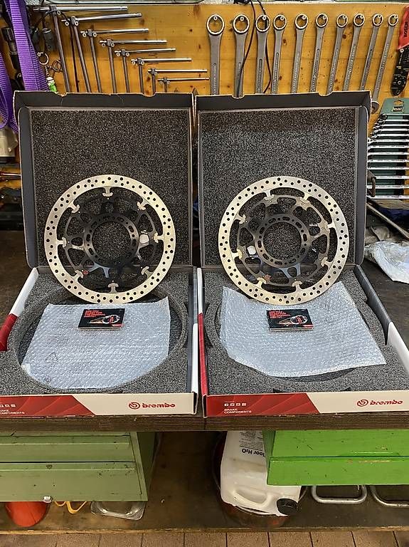 Brembo Tutti i ricambio per moto: Disque de frein Brembo CBR 1000rr – Usato da Bex venduto da roland1991