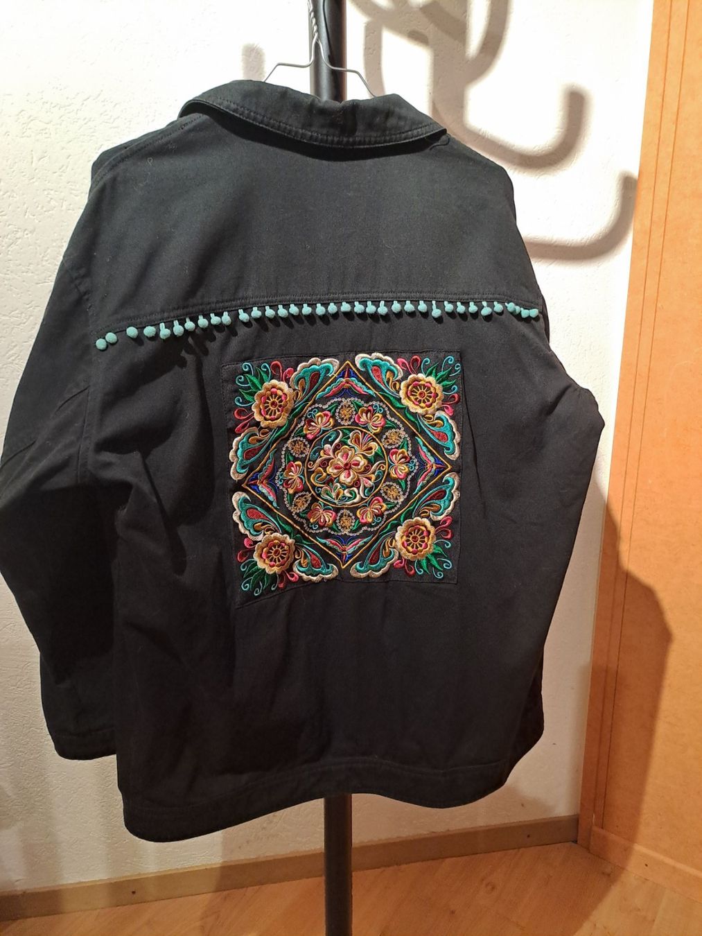 Giacche: Veste noire, détails brodés – Usato da Valeyres-sous-Montagny venduto da Romy.