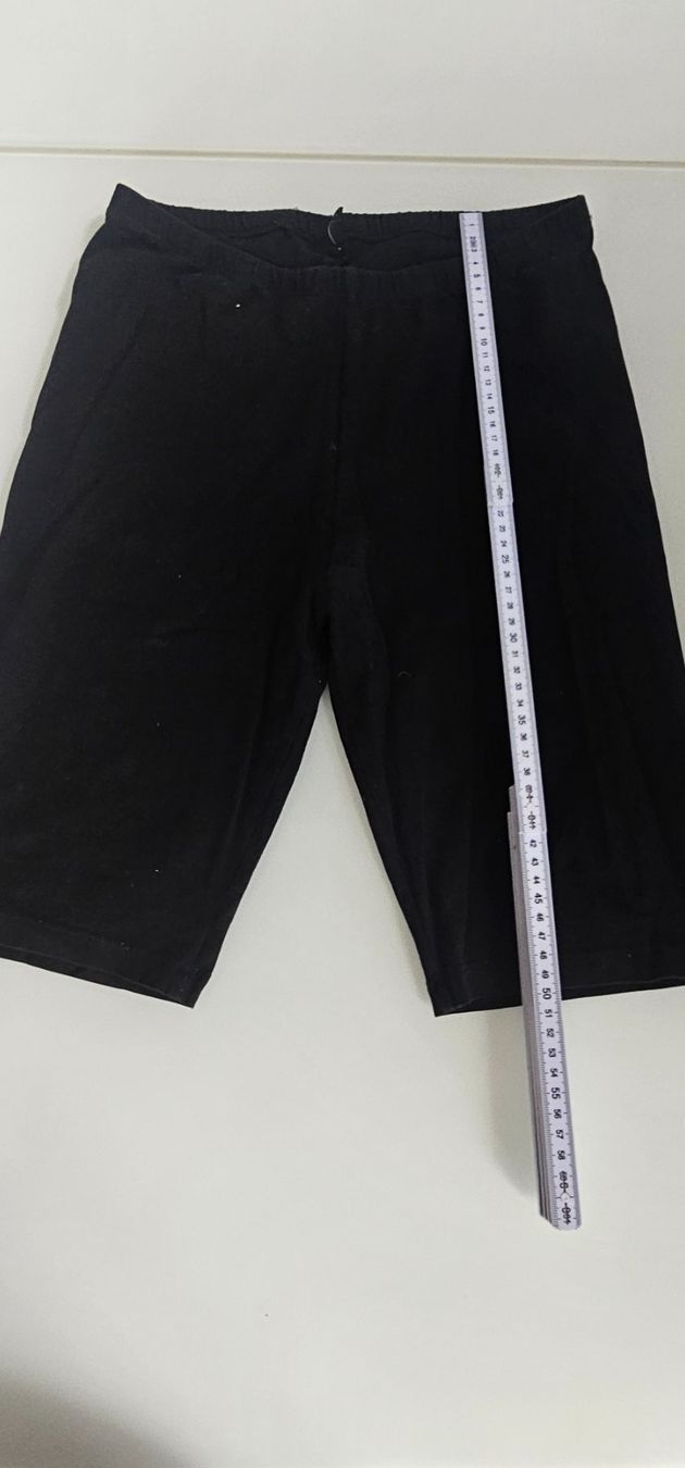 Pantaloni: Schwarze Shorts Gr. L – Usato da Azmoos venduto da Jadejo