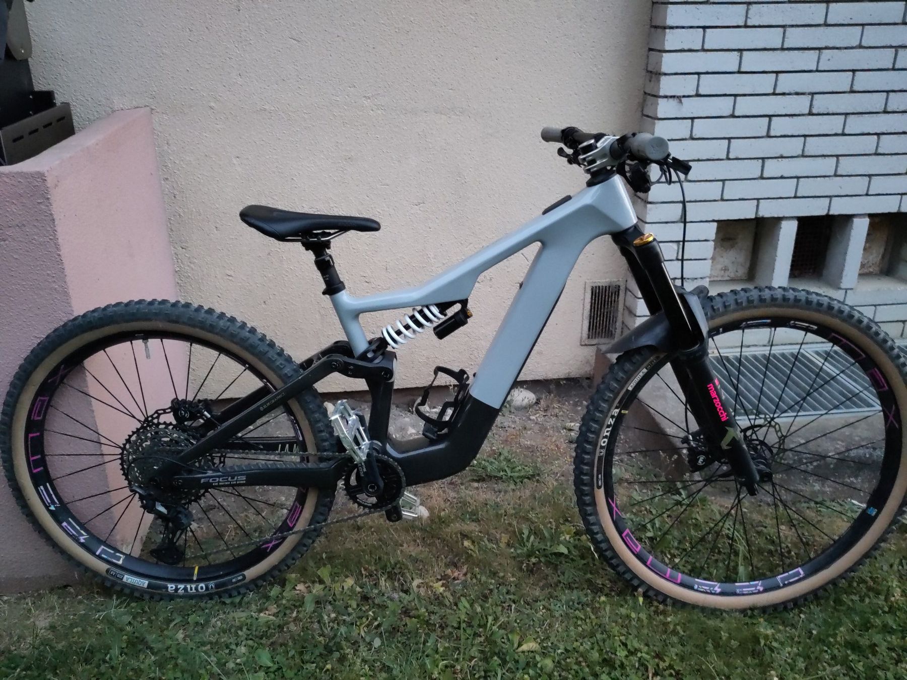 Focus Vélos: VTT Électrique Focus JAM2 8.8 Carbon SL taille M --MULLET--- – D'occasion à La Chaux-de-Fonds par JeanSeb