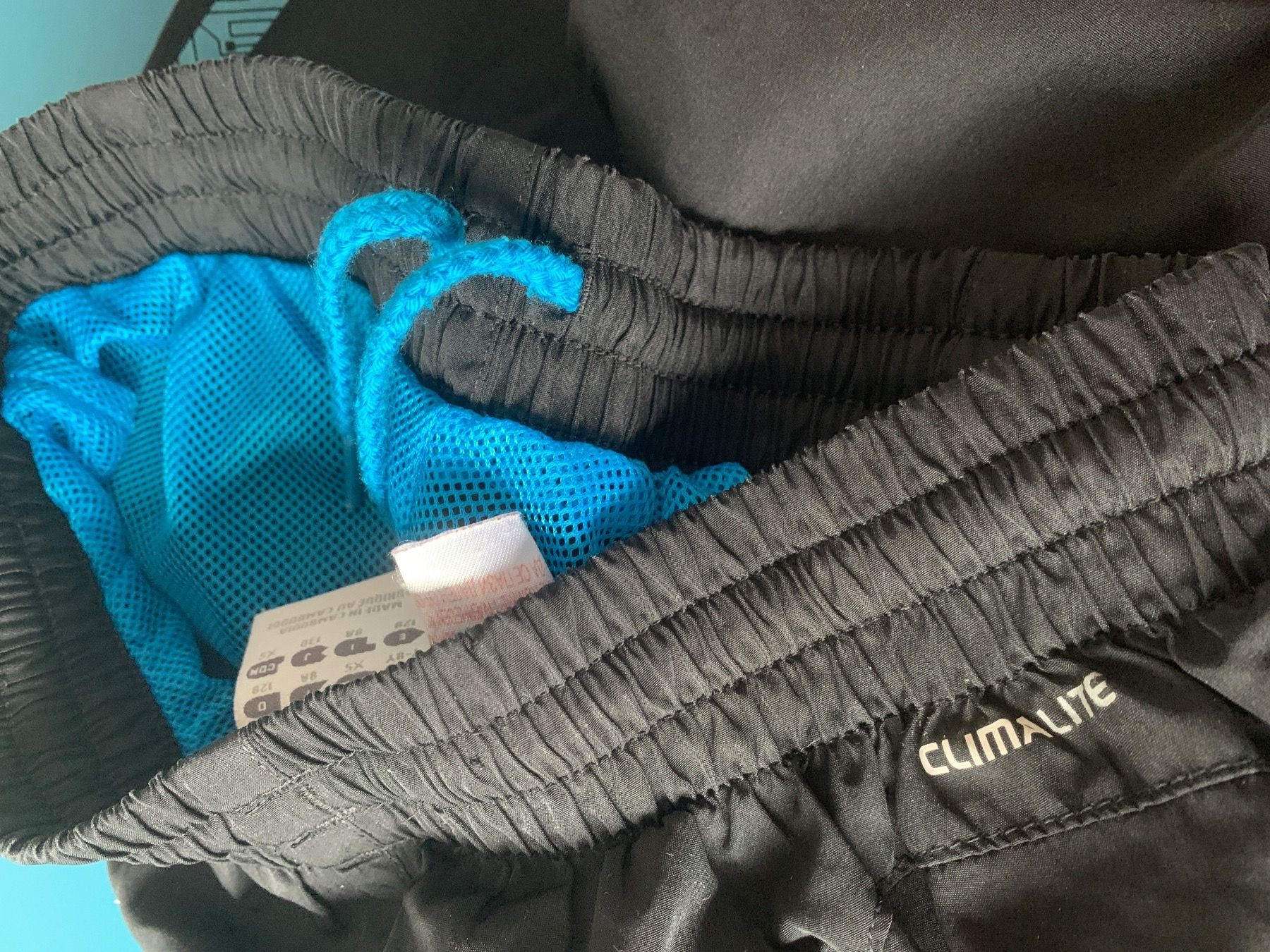 Adidas Hosen: Adidas Sporthose Gr 128 – Gebraucht aus Mettmenstetten von _4_YOU_ 4