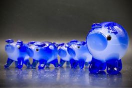 Glas Figuren Schweine blau 5er Set