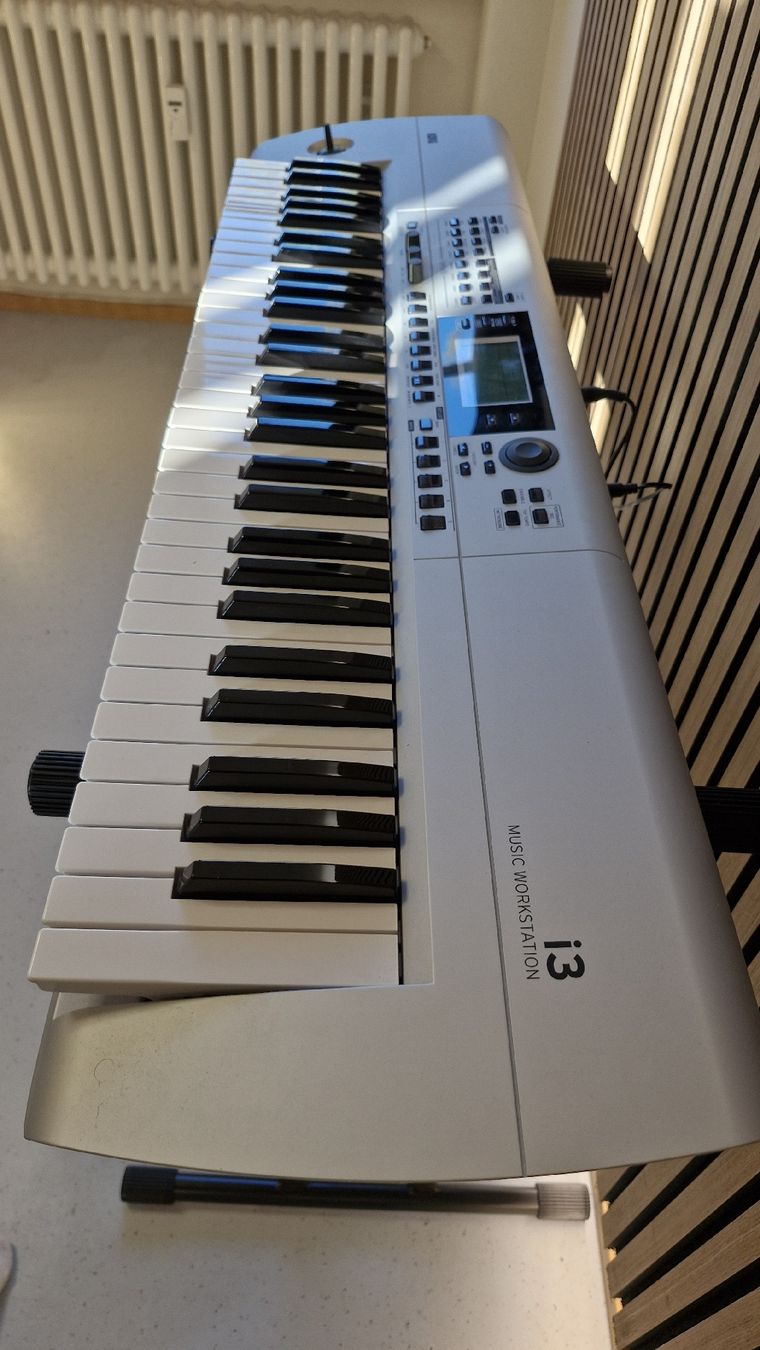 Korg Instruments de musique: Korg i3 Workstation inklusive Ständer und Pedal – D'occasion à Zürich par jak_6m6k 7
