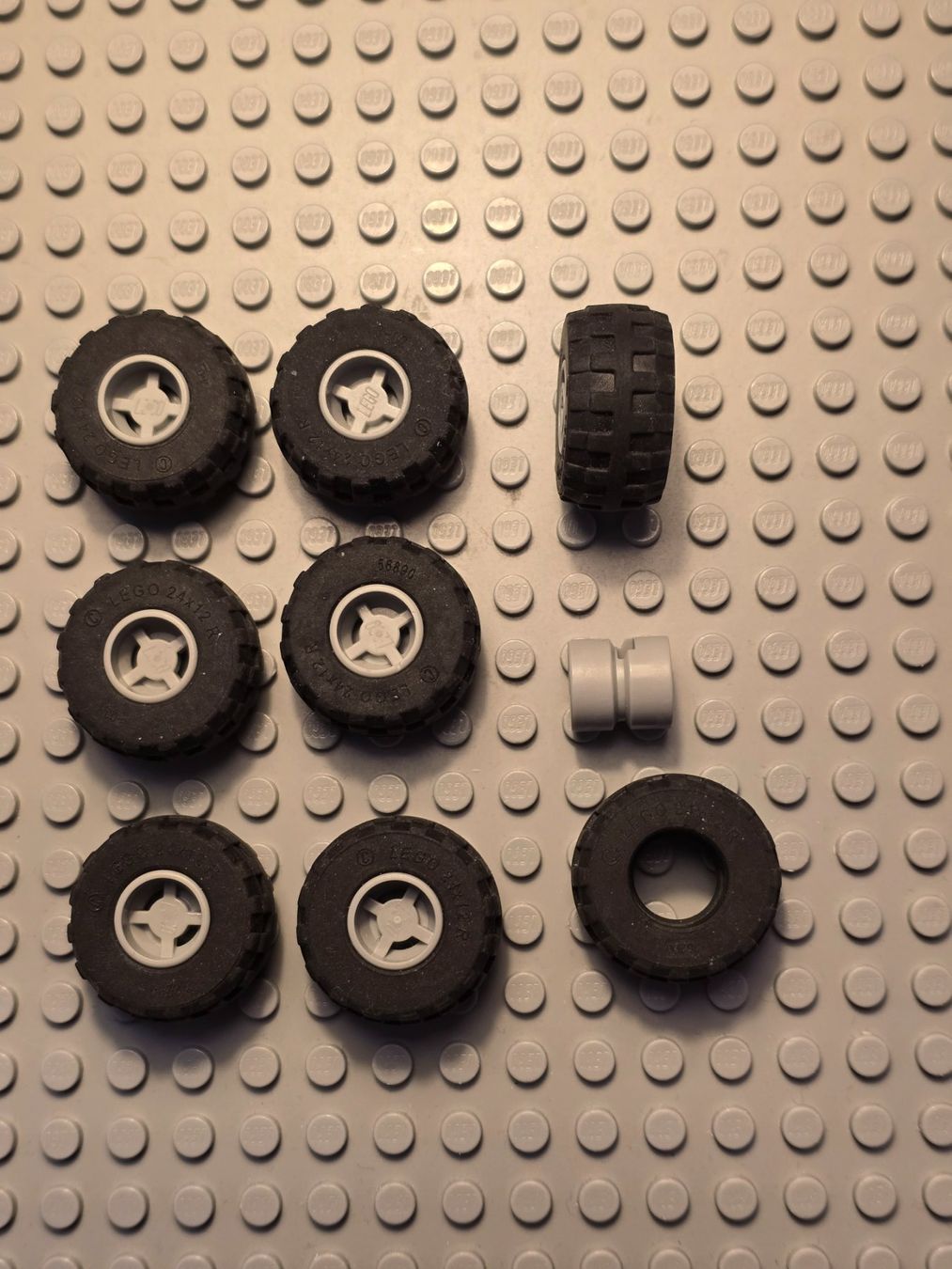 Lego Kit di costruzioni: Lego 8x Räder 24x12 – Usato da Basel venduto da Swi-7621