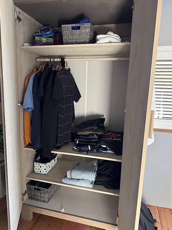 Schränke: Kleiderschrank – Gebraucht aus Allschwil von Babel2 1