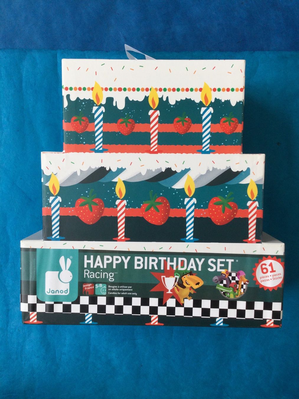 Tutte le decorazioni: Janod Happy Birthday Set. Racing. Neu – Nuovo e nell'imballaggio originale da S. Pietro venduto da pic_mc9g