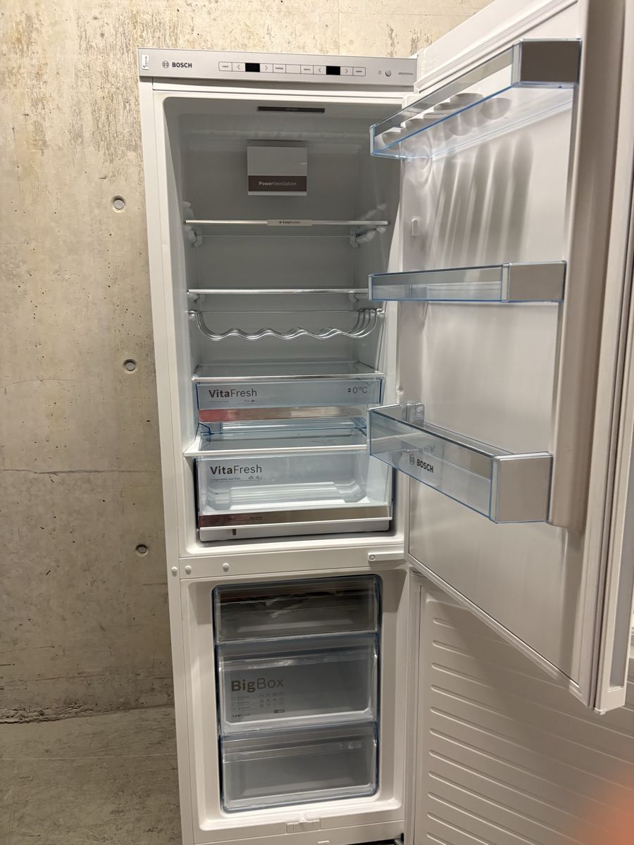 Frigoriferi: Bosch Kühlschrank Gefrierkombi  – Usato da Hettiswil venduto da Roadfox71 1