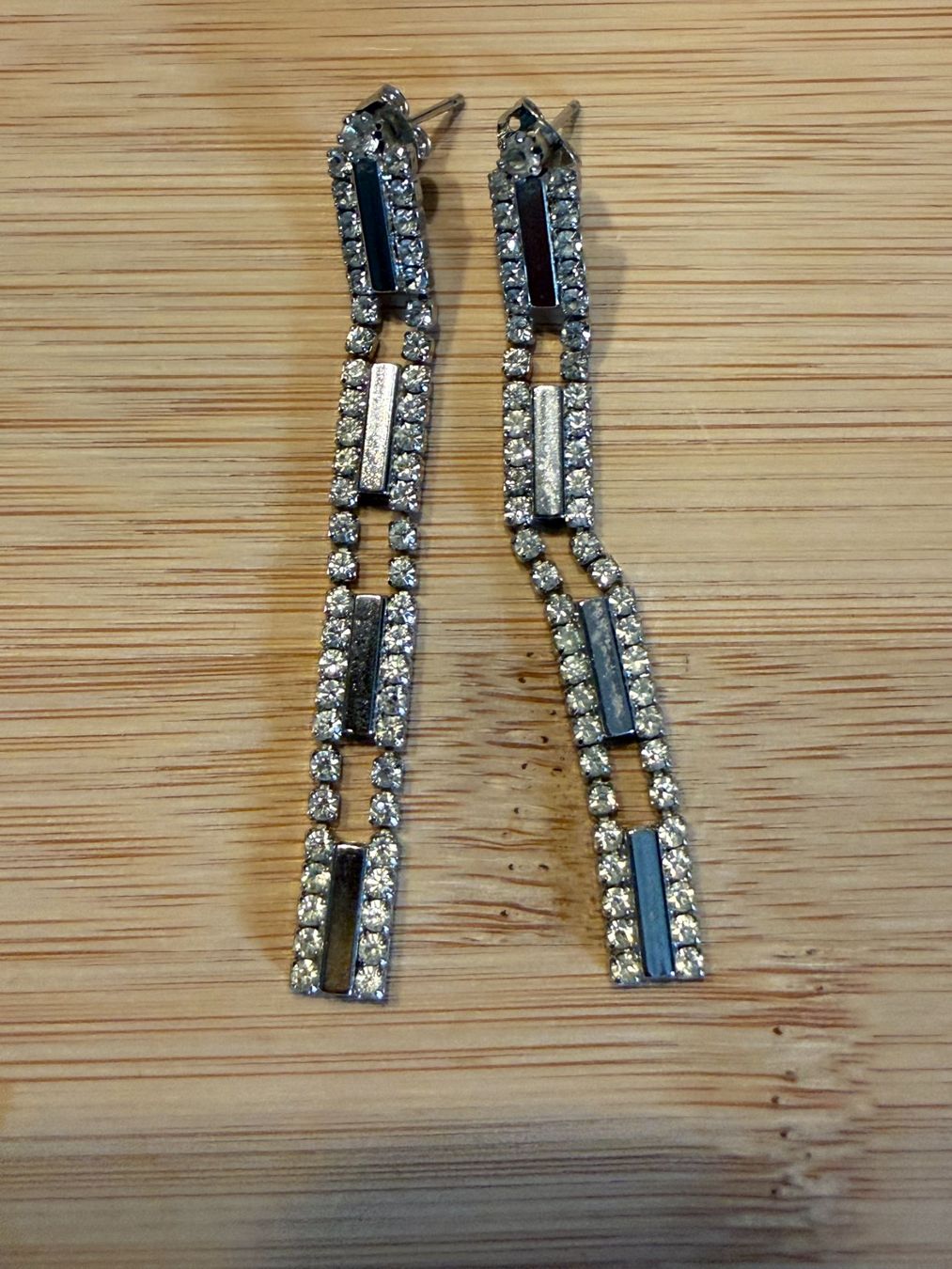 Ohrringe & -stecker: Modeschmuck  Ohrringe lang Strass silberfarben modisch – Gebraucht aus Basel von zukk_