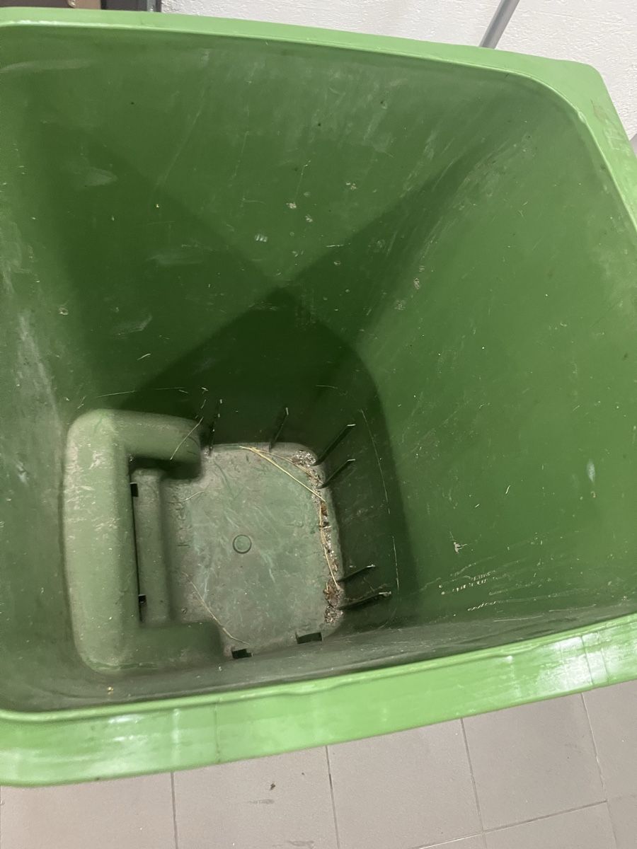 Eléments de bureau: Grüncontainer 500liter  – D'occasion à Neerach par fuz_8d7l 8