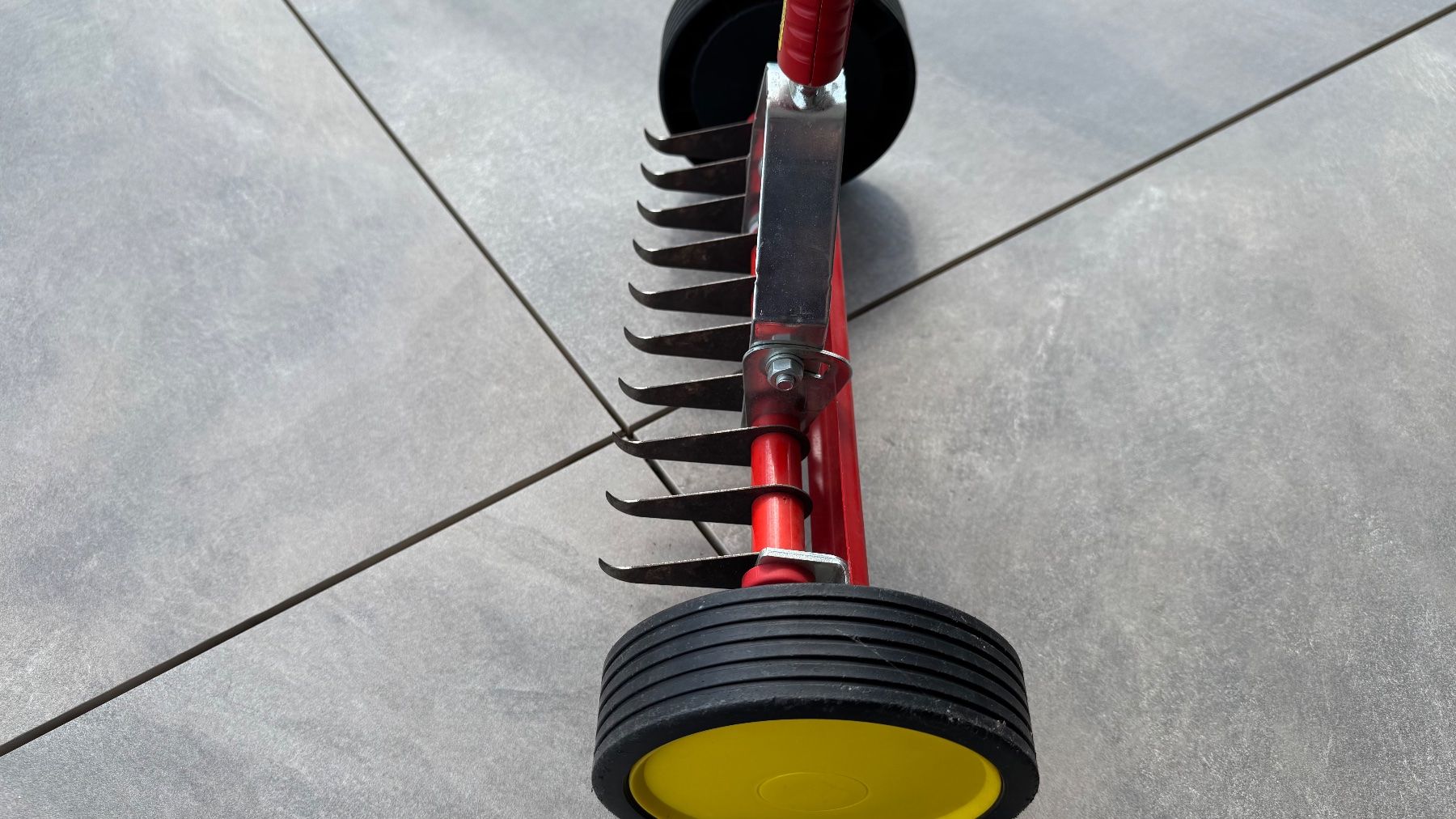 Wolf Garten Attrezzi per la lavorazione del suolo: Wolf Garten Vertikutier Roller / Hand Vertikutierer – Usato da Kyburg-Buchegg venduto da ChuckCanuck