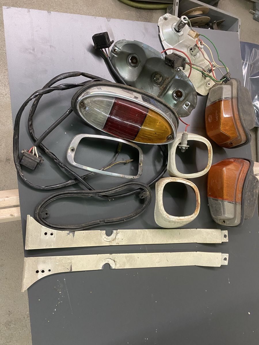 Volvo Tutti pezzi di ricambio auto: Volvo Amazon Rücklichter und Scheinwerferringe – Usato da Dittingen venduto da Forfour1 1