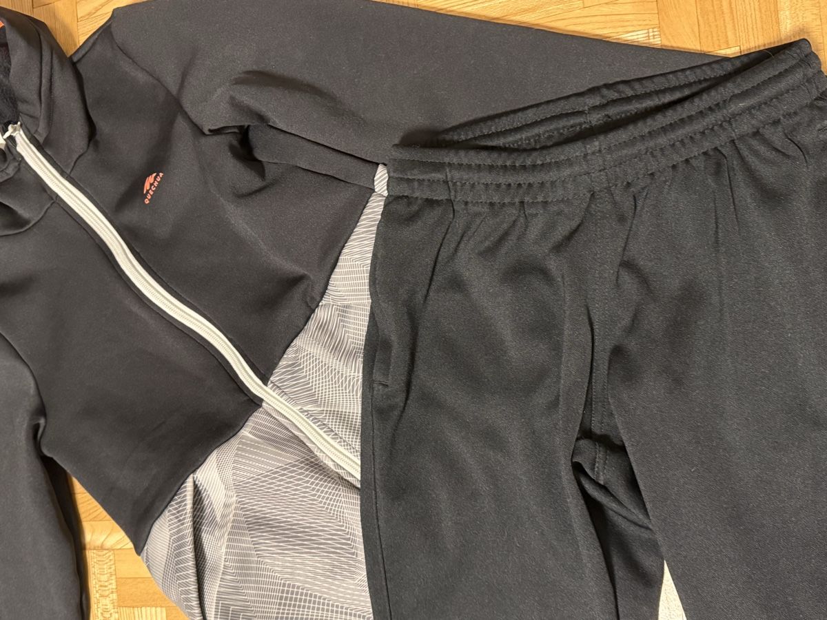 Kleiderpakete: Ensemble de sport , taille 140 en excellent état – Gebraucht aus La Chaux-de-Fonds von Sabinchenn 2