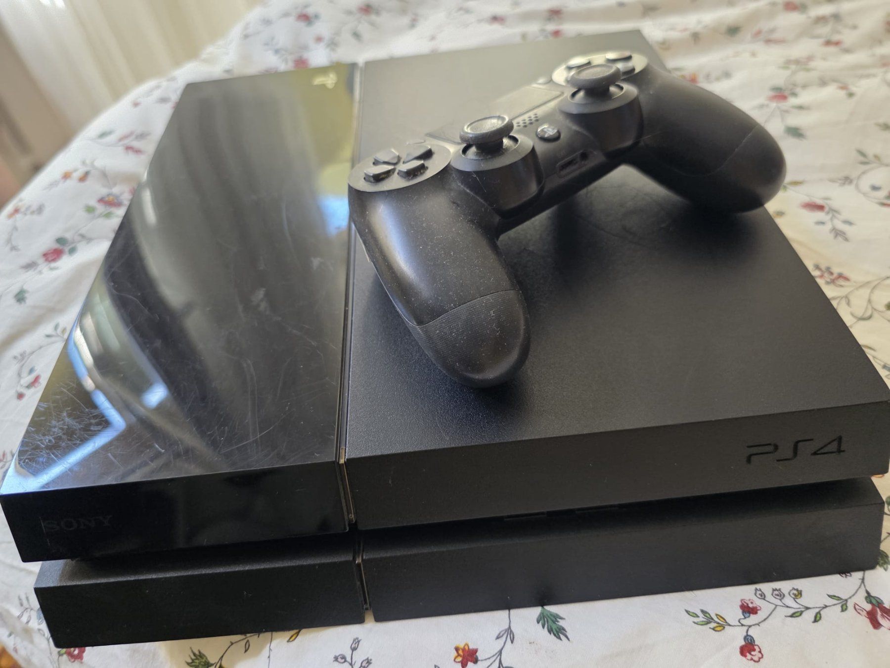 Sony Console: PlayStation 4 avec  manette – Usato da Neuchatel venduto da StevChamb110