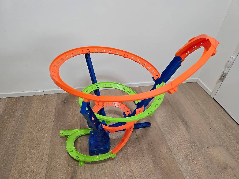 Hot Wheels Giocattoli: Hot Wheels Vertikale Korkenzieher-Action Rennbahn – Usato da Würenlos venduto da Xperts