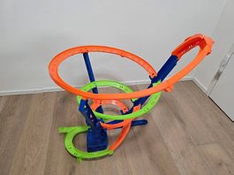 Hot Wheels Vertikale Korkenzieher-Action Rennbahn
