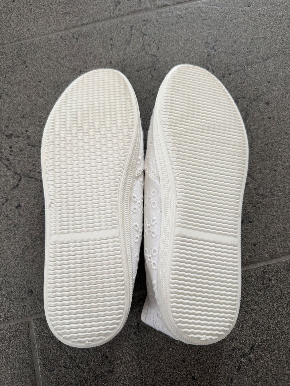 Damenschuhe: Sneaker weiss gemustert Grösse 39 – Neu (gemäss Beschreibung) aus Rupperswil von Nila_7 2