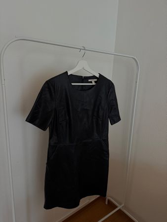 Schwarzes Kleid in Lederoptik
