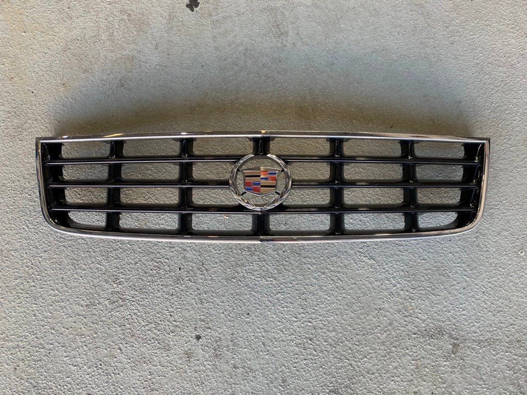 Cadillac Toutes les pièces auto: Kühlergrill Cadillac Seville 98-04 – D'occasion à Stetten AG par klappag
