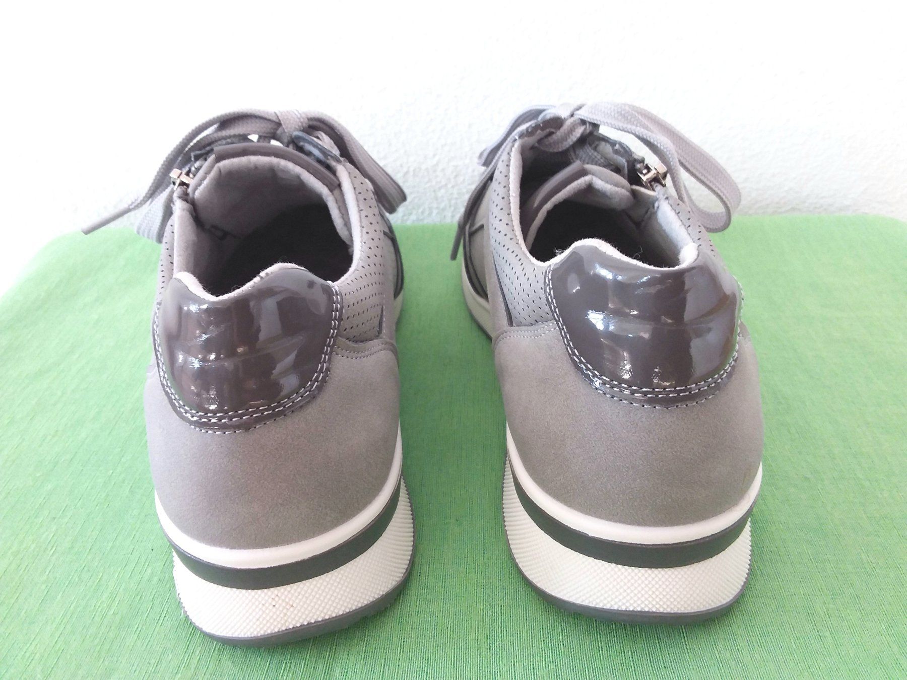 Scarpe da donna: NEUE  Sneakers, grau, Gr 40 – Usato da Uitikon Waldegg venduto da Risibisi7 3