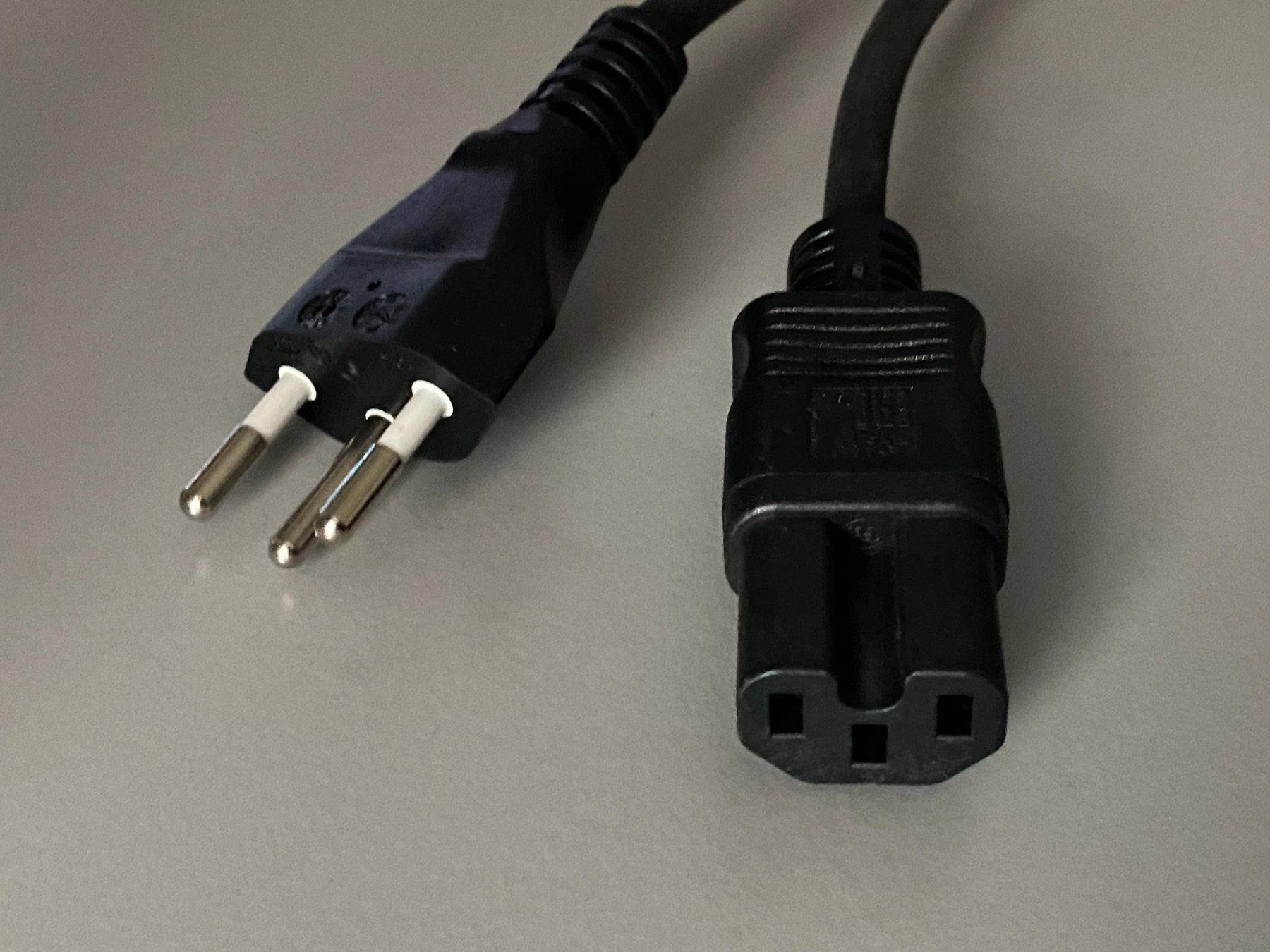 Cavi: CH-Netzkabel C15 - T12 - Schwarz - ca. 2.5m – Nuovo (secondo la descrizione) da Langwiesen venduto da Restposten-24 1