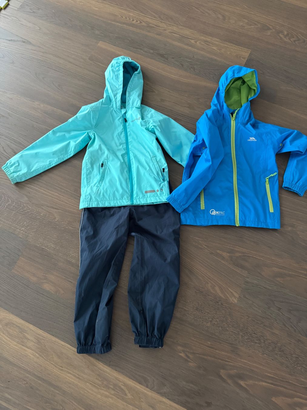Lotti & Set di vestiti: Regenkleider Gr. 122/128 Trevolution – Usato da Münsingen venduto da Sabine87