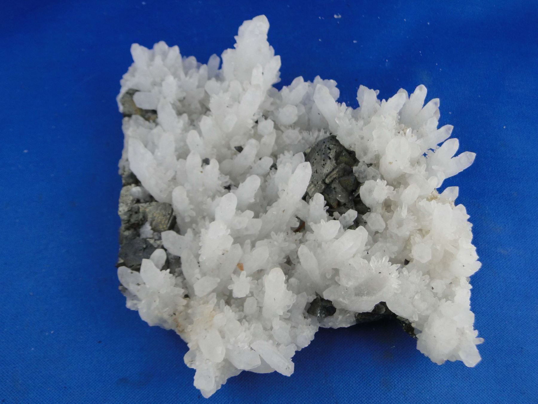 Mineralien & Heilsteine: Bergkristall mit Tetrahedrit – Gebraucht aus Schinznach Bad von Demerald 1