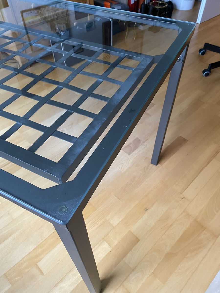Tische: Glas-Tisch mit Metallgestell – Gebraucht aus Aeugst am Albis von derimker 7