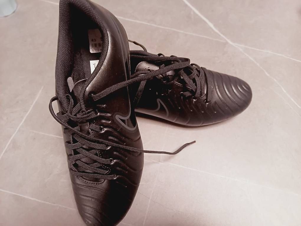 Nike Herrenschuhe: Fussballschuhe Nike 50 % Rabatt  Gr. 40 – Neu und originalverpackt aus Staufen von fbe_v8pv