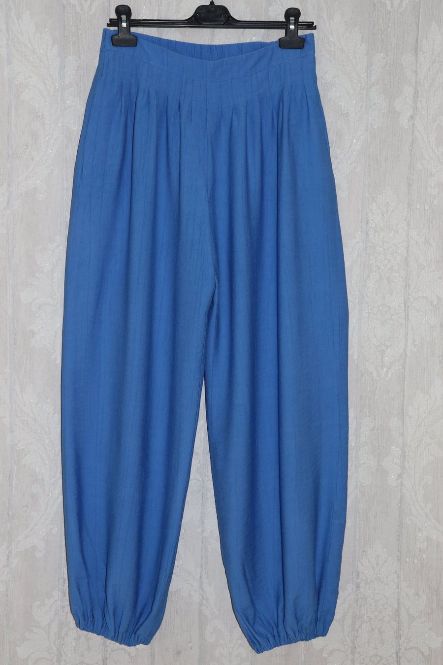 Pantaloni: Mega stylische leichte Hose Gr.M – Nuovo (secondo la descrizione) da Oberwil-Lieli venduto da Svetlana28 7