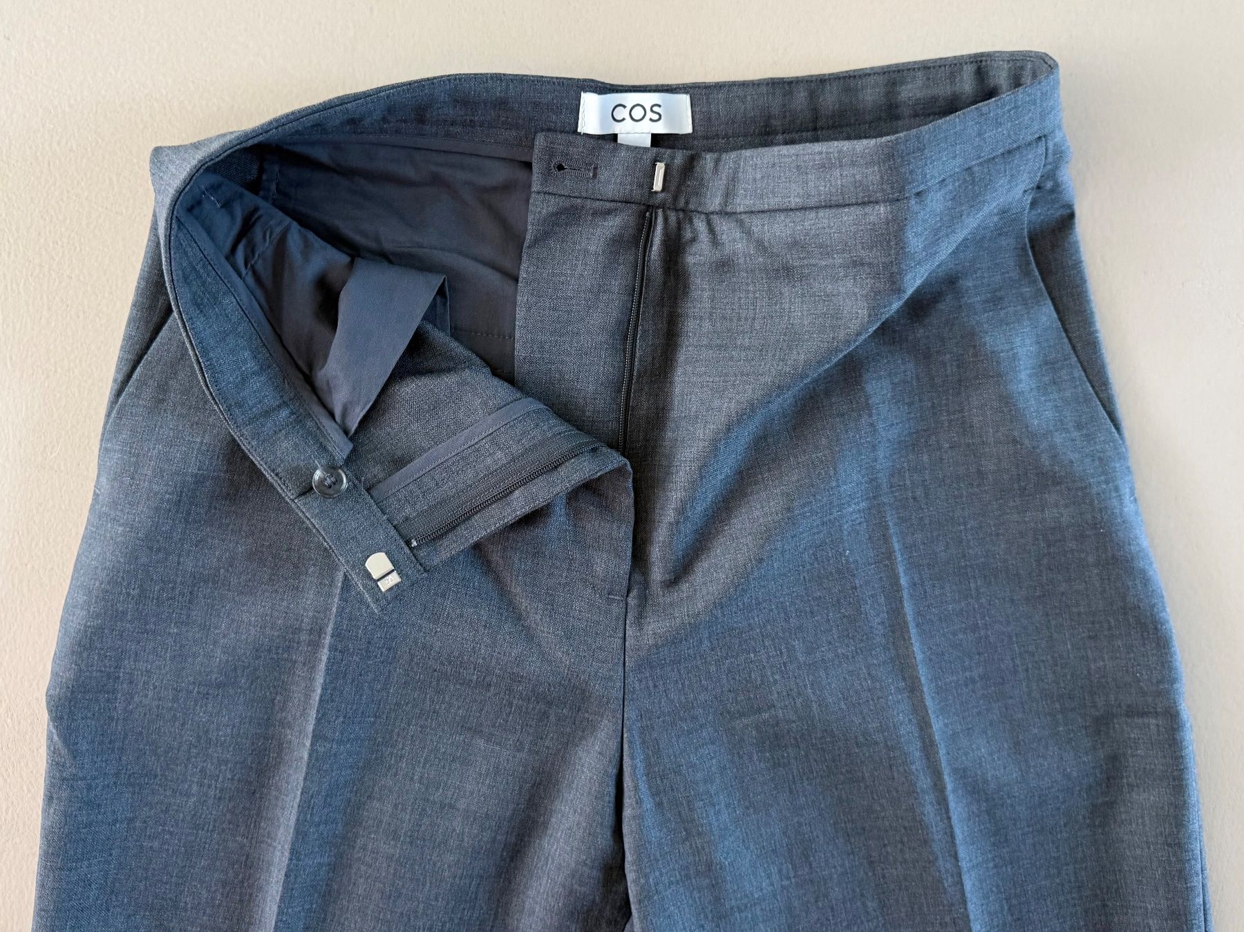 Cos Pantalons: dunkelgraue COS Hose 🩶 – D'occasion à Zürich par ClosetQueen 2