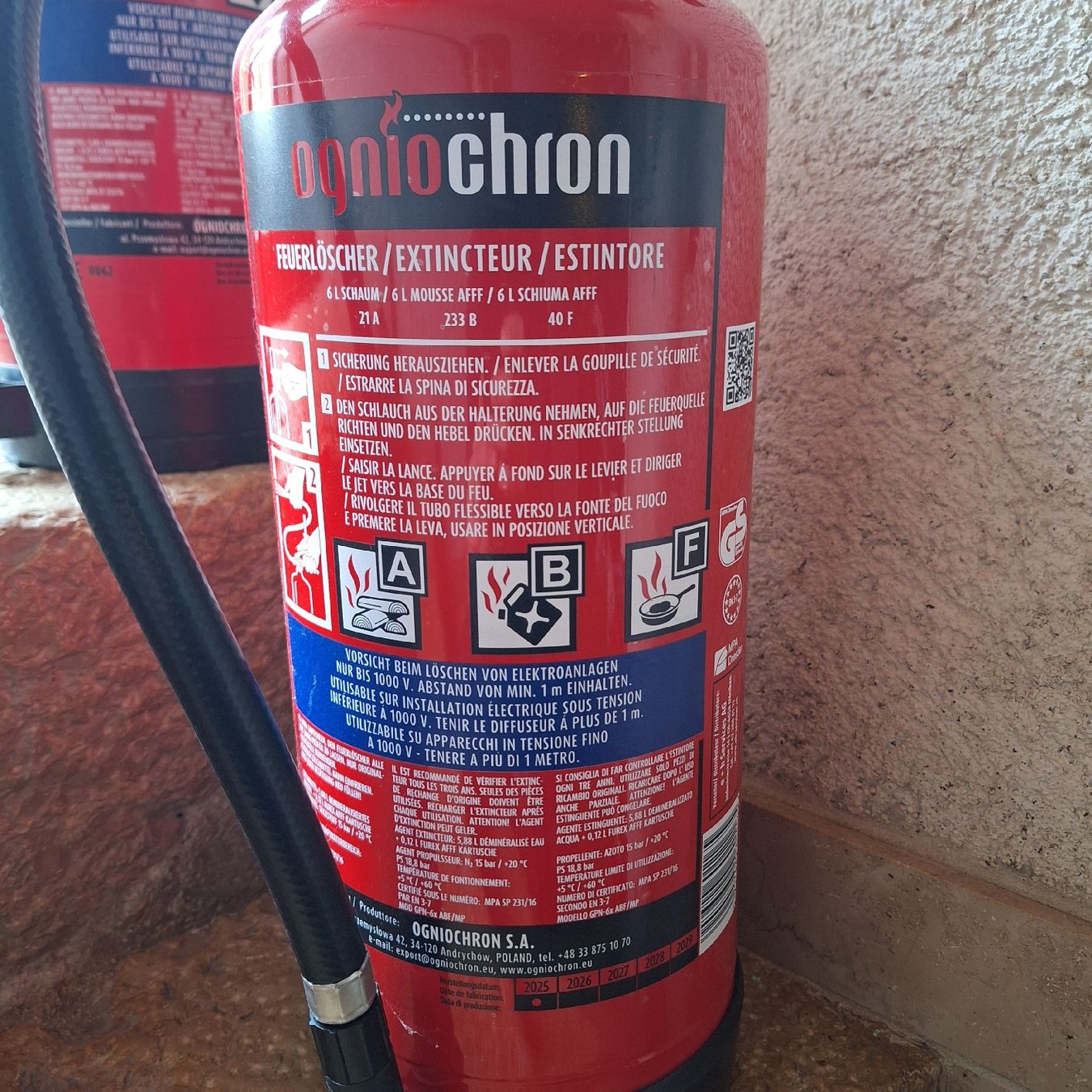 Feuerlöscher:  2x Extincteur Ogniochron 6 litres mousse AFFF classes ABF – Neu und originalverpackt aus La Chaux-de-Fonds von haasaxe