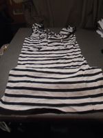 Kleid Grösse S, Chicorée, weiss/blau gestreift, Ausschnitt