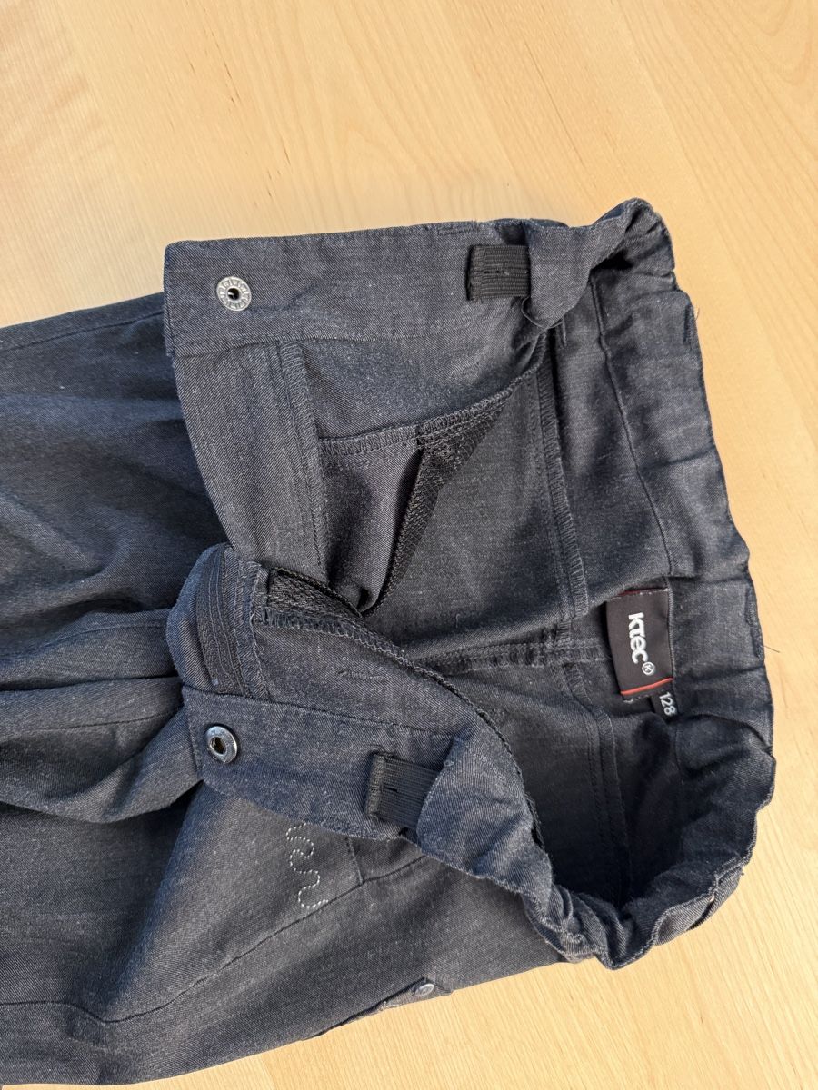 Pantaloni: Mädchen Hosen KTec - Dunkel grau Gr. 128 – Nuovo (secondo la descrizione) da Zürich venduto da Gross9 3