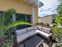 Gartenlounge aus Holz, gut erhalten