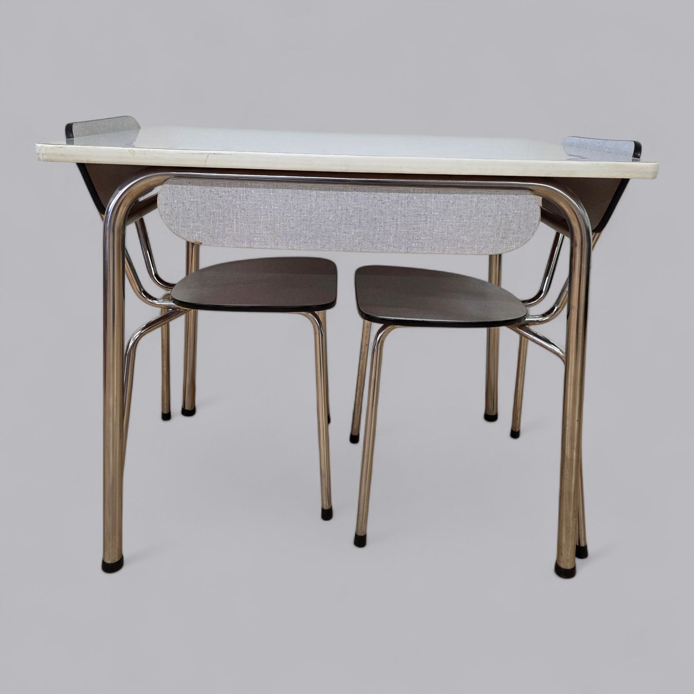 Set di tavolo e panche: Retro-Klassiker Küchentisch mit passenden Stühlen – Usato da Rieden AG venduto da RuvensBrocki 3