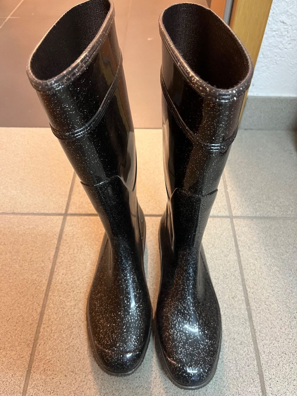 Damenschuhe: Stivali da pioggia neri con glitter argento – Gebraucht aus Genestrerio von Ellyellys84